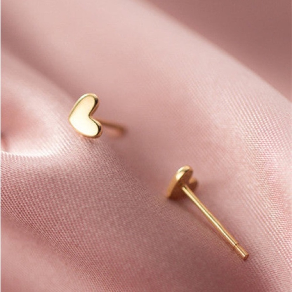 NEW Tiny Heart stud Earrings in Gold color - Minimalist - Boutique - Picture 4 of 6